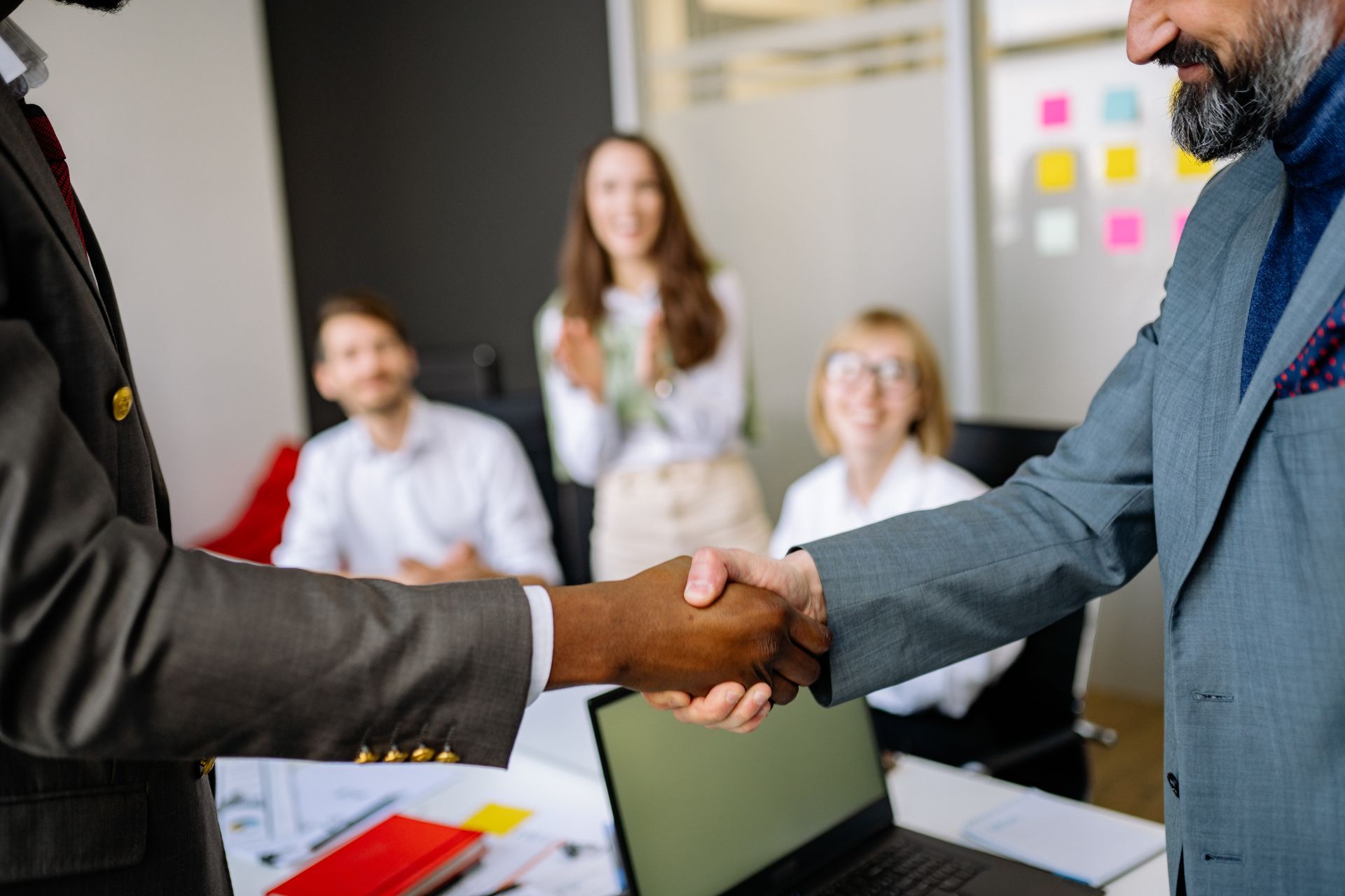 Como avaliar o desempenho dos fornecedores e quais KPIs usar?